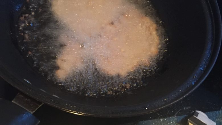 秘制大鸡排,油锅烧热,倒油,油热后改中小火炸鸡排