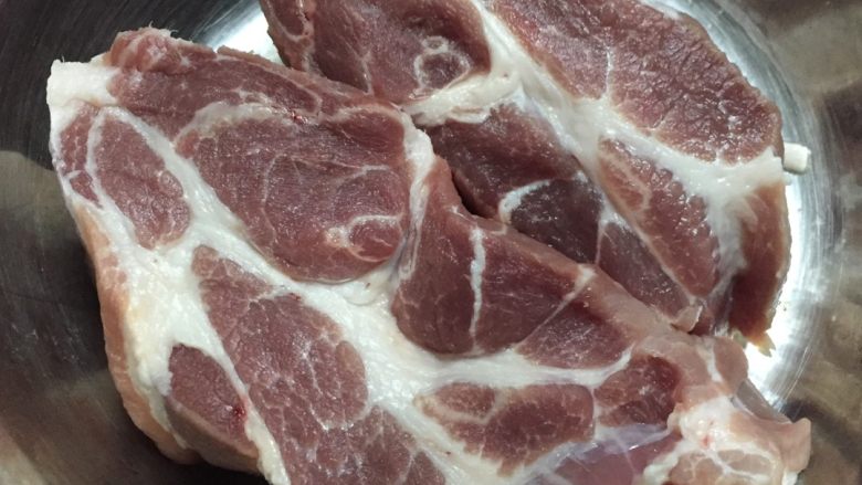 自制叉烧烤肉,如图梅头肉洗净,用厨房纸吸干水分