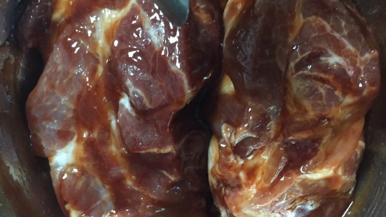 自制叉烧烤肉,如图在一斤肉放三大勺李锦记叉烧酱,带一次性手套抓匀,用叉子扎小孔入味,放冰箱冷藏一夜