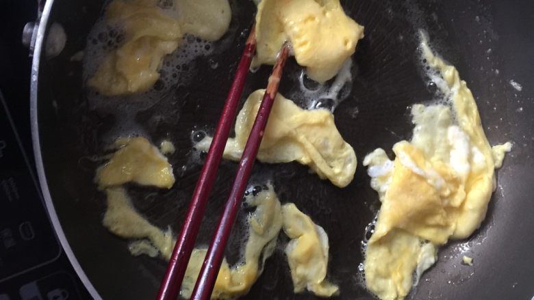 碧玉卷(韭菜饼),如图炒蛋。