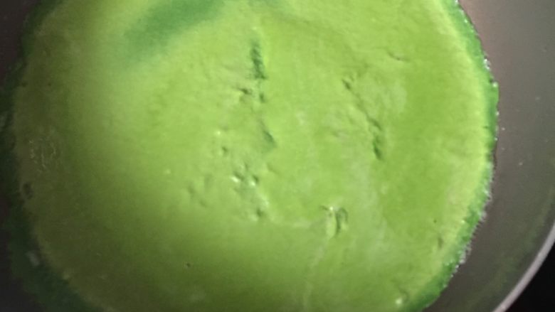 碧玉卷(韭菜饼),如图将韭菜汁用文火做成饼