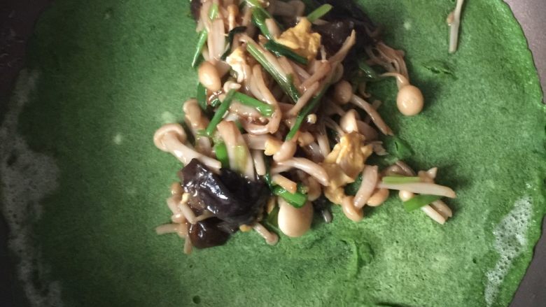 碧玉卷(韭菜饼),如图饼内包上已炒好的食材。
