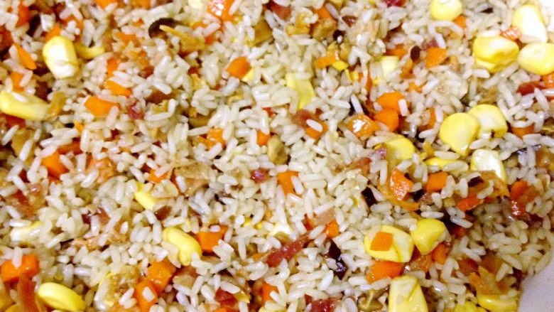 糯米蛋,浸泡好的糯米洗干净之后和虾仁腊肉等食材放入酱油盐糖鸡精调味腌制一个小时以上。