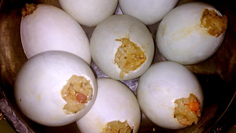 糯米蛋,在每个已经灌好的蛋里加水，浸过蛋壳口的米即可。