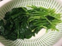 凉拌菠菜,<a style='color:red;display:inline-block;' href='/shicai/ 117'>菠菜</a>洗净,放入滚水锅中烫至颜色变深即捞起,用凉开水过一下。挤干水后切小段,再挤一下水。