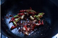 麻辣干锅虾,锅里加适量油烧热,放入葱姜蒜,干红辣椒和cook100<a style='color:red;display:inline-block;' href='/shicai/ 190014'>麻辣香锅调料</a>50g,翻炒几下