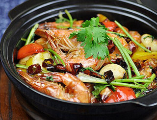 麻辣干锅虾,出锅后撒上<a style='color:red;display:inline-block;' href='/shicai/ 131'>香菜</a>,美味的菜肴出锅了
