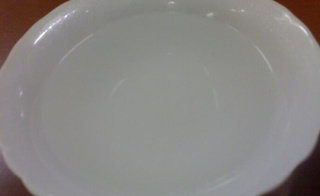 重庆口水鸡,准备半盆凉开水,再投入适量冰块,把煮好的鸡捞起立即投入冰水中,让其快速冷却,这样能让皮质嫩滑,脆而不腻。