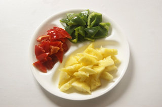 菠萝咕噜肉,将青<a style='color:red;display:inline-block;' href='/shicai/ 86647'>红彩椒</a>切块,菠萝捞起沥干水份待用。
