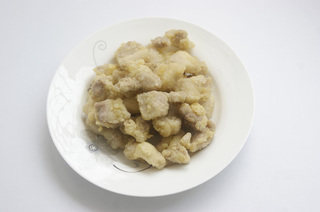 菠萝咕噜肉,捞出炸熟的肉片。