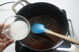 菠萝咕噜肉,将事先调好的糖醋汁倒入,小火煮至微开时,画圈倒入1茶匙调好的水淀粉,然后将糖醋汁收浓。