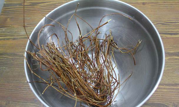 鸡骨草薏米大骨汤,鸡骨草用水浸泡15分钟,清洗干净备用