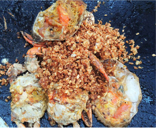 黄金满地蒜香蟹,放入金蒜碎,烹入<a style='color:red;display:inline-block;' href='/shicai/ 718'>料酒</a>和椒盐调味。翻炒均匀即可上桌