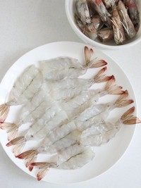 一虾两吃之辣脆虾头&酥香虾尾,<a style='color:red;display:inline-block;' href='/shicai/ 296'>大虾</a>减去虾须虾枪,挑去虾肠,将虾头剪下待用。虾身剥去虾壳(保留尾部的虾壳),然后用刀从背部切开。