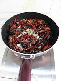 啤香小龙虾,放入小龙虾,转中火翻炒几下。