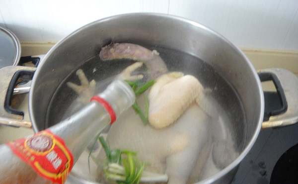 上海糟醉鸡,加入料酒后盖上大火煮开后转中小火煮至鸡肉熟(约一个半小时)