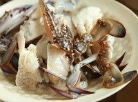 螃蟹粉丝煲,淀粉粘好后待用。因为蟹会出水,建议蟹上好淀粉后直接进入下一步,否则淀粉会脱落