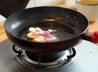 螃蟹粉丝煲,热油锅,放葱姜蒜煎香,需要多放油,下一步需要煎螃蟹