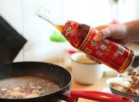 螃蟹粉丝煲,加入<a style='color:red;display:inline-block;' href='/shicai/ 718'>料酒</a>和清水,还有蟹壳,一起煮