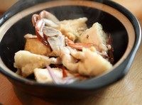 螃蟹粉丝煲,把螃蟹放到一小煲内,铺地放好