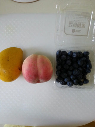 酸奶水果杯,<a style='color:red;display:inline-block;' href='/shicai/ 2407'>桃子</a>、<a style='color:red;display:inline-block;' href='/shicai/ 598'>芒果</a>、<a style='color:red;display:inline-block;' href='/shicai/ 600'>樱桃</a>、<a style='color:red;display:inline-block;' href='/shicai/ 2407'>桃子</a>洗干净，放在一个切水果专用的案板上，不要用平常用来切菜的案板切水果，这样案板残留的味道会非常影响水果的香味。