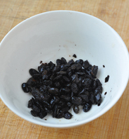 豆豉花菇鸡,<a style='color:red;display:inline-block;' href='/shicai/ 816'>干豆豉</a>一小把,用清水冲洗干净,沥干水分,用刀剁几下。