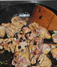 豆豉花菇鸡,倒入鸡块翻炒,至鸡肉表面变色,表皮收紧。