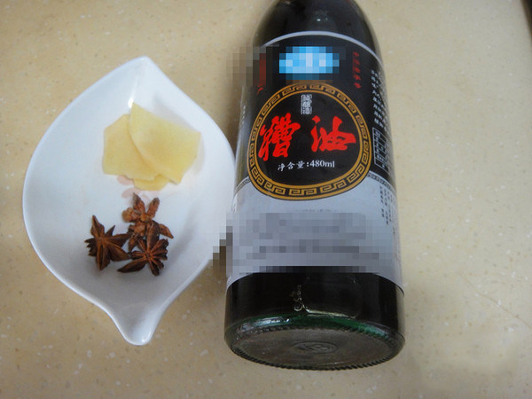 上海糟油脱骨鸡翅,准备调料和糟油(用100克糟油加入30克凉开水调匀)