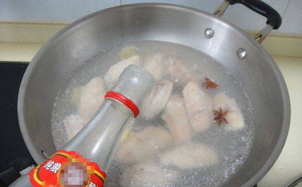 上海糟油脱骨鸡翅,大火煮开后加入料酒后盖上转中火煮至熟透(约20分钟)
