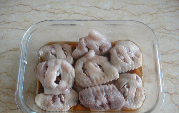 上海糟油脱骨鸡翅,全部脱骨后放入碗中,加入调好的糟油盖上进冰箱冷藏一小时以上即可享用