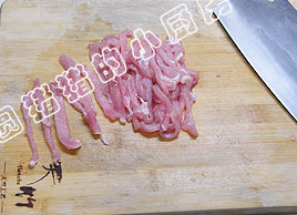 京酱肉丝,<a style='color:red;display:inline-block;' href='/shicai/ 36861'>猪里脊肉</a>先切成0.5CM的薄片,再切成细丝。