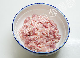 京酱肉丝,将肉丝用A腌料腌制20分钟。