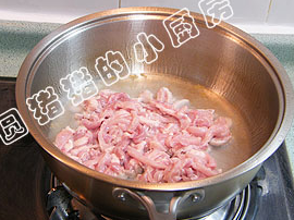 京酱肉丝,锅内下油,油温4成热时就放下肉丝快速滑炒。