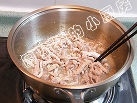 京酱肉丝,炒时用筷子拨散,当肉丝变色时马上盛出。