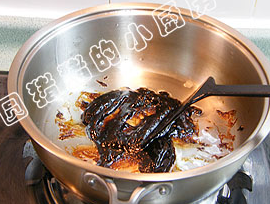 京酱肉丝,锅内留底油,放入<a style='color:red;display:inline-block;' href='/shicai/ 712'>甜面酱</a>3大匙,砂糖1茶匙炒至出香味。