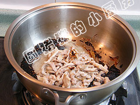 京酱肉丝,再放入事先炒好的肉丝。
