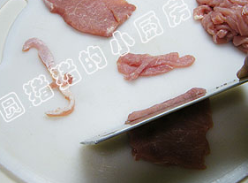 酸甜里脊,猪肉切片后,切成细长条