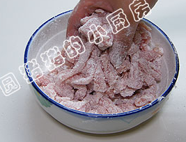 酸甜里脊,再用5大匙<a style='color:red;display:inline-block;' href='/shicai/ 512'>玉米淀粉</a>将肉条抓拌至全部均匀裹上粉