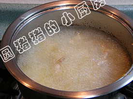 酸甜里脊,投入裹上粉的里脊条,油温要高至肉一投入就会浮起来。