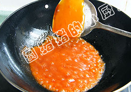 酸甜里脊,锅内放两大匙油,倒入调料A煮至浓稠