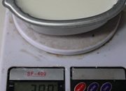 牛奶布丁的简单做法,根据你的模具,先称量装满模具9分满的液体的量,以牛奶为例,我做6寸的KT模,称量为装满是400克,9分满是350克。