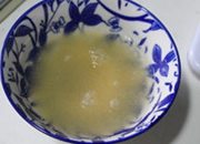 牛奶布丁的简单做法,用鱼胶粉3倍以上的凉开水浸泡鱼胶粉,15克加入50-70克的凉开水都是可以的,只需要很短的时间,鱼胶就能泡好。