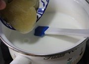 牛奶布丁的简单做法,这时牛奶加热到60度左右,加入鱼胶(泡好的鱼胶粉呈膏状),搅拌至全部化开可关火。
