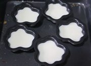 牛奶布丁的简单做法,冷却后冷藏,脱模前可冷冻10分钟使之更加硬挺便于脱模。