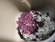酸奶果干杂粮面包,揉到一半时加入切碎的蔓越莓干,继续揉完程序