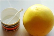 姜糖汁柚子茶,柚子洗净后,表面用盐来回的搓洗,这样可以把柚子表面的蜡层清理掉。