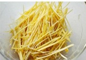 姜糖汁柚子茶,将柚子皮切成细丝,放在盐水中泡2个小时。(如果特别不喜欢苦味就尝试泡一个晚上吧)