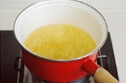 姜糖汁柚子茶,腌好的柚子皮放入清水中,用中小火煮大约10分钟,变软脱去苦味即可。