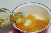 姜糖汁柚子茶,煮至黏稠的柚子晾至温凉时倒入姜健宝的姜糖汁,搅拌均匀成姜糖汁柚子茶,装入密封的玻璃罐中,放入冰箱冷藏。