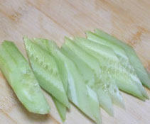 黄瓜肉片,<a style='color:red;display:inline-block;' href='/shicai/ 54'>黄瓜</a>去皮,切菱形